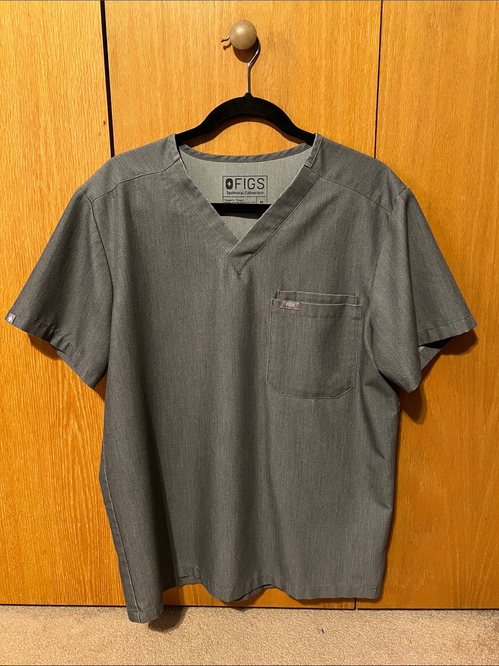 Figs men’s tech collection graphite, 3 pocket scrub top. Size med. good cond.